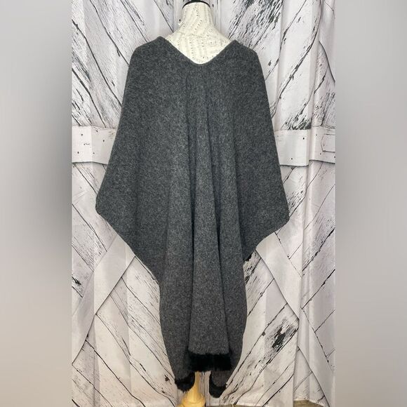 Natalia Romano Cape Poncho Wrap Gray Wool Blend Faux Fur OS - Picture 2 of 5